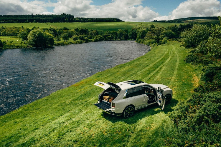 Trong các bức ảnh về dàn xe SUV hiệu năng cao của mình được chia sẻ lên mạng xã hội vào trưa ngày 6 tháng 9 năm 2023, ông Đặng Lê Nguyên Vũ đã nhấn mạnh chỉ còn thiếu Ferrari Purosangue, chiếc SUV nhanh, mạnh, đắt nhất thế giới hiện nay, cũng là 1 trong những chú ngựa chồm rất đáng để ông phải bỏ ra đâu đó trên 40 tỷ đồng để sưu tập, cư dân mạng nhìn đi nhìn lại, và bắt đầu nhận ra Rolls-Royce Cullinan ở đâu?