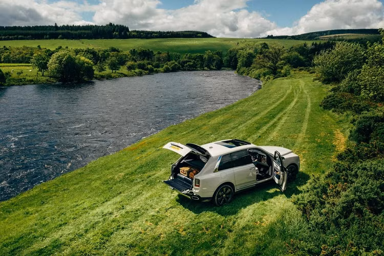 Trong các bức ảnh về dàn xe SUV hiệu năng cao của mình được chia sẻ lên mạng xã hội vào trưa ngày 6 tháng 9 năm 2023, ông Đặng Lê Nguyên Vũ đã nhấn mạnh chỉ còn thiếu Ferrari Purosangue, chiếc SUV nhanh, mạnh, đắt nhất thế giới hiện nay, cũng là 1 trong những chú ngựa chồm rất đáng để ông phải bỏ ra đâu đó trên 40 tỷ đồng để sưu tập, cư dân mạng nhìn đi nhìn lại, và bắt đầu nhận ra Rolls-Royce Cullinan ở đâu?