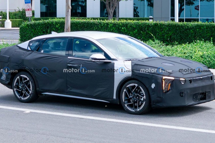 Trong thời gian qua, mẫu xe được cho là Kia K3 thế hệ mới đã bị bắt gặp khi chạy thử trên đường phố Hàn Quốc. Tuy nhiên, hóa ra, mẫu xe này lại là Kia Rio thế hệ mới và được đổi tên thành K3 ở một số thị trường như Mexico. Đến nay, thế hệ mới của mẫu sedan hạng C Kia Forte hay còn gọi là K3 ở Việt Nam mới thực sự xuất hiện trên đường phố