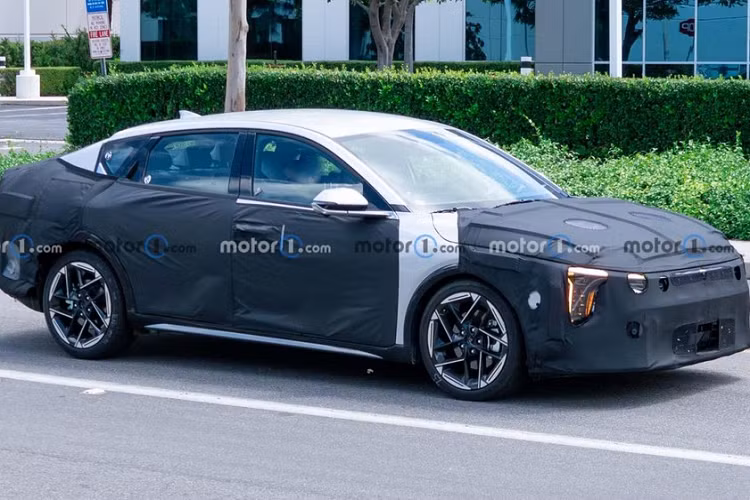 Trong thời gian qua, mẫu xe được cho là Kia K3 thế hệ mới đã bị bắt gặp khi chạy thử trên đường phố Hàn Quốc. Tuy nhiên, hóa ra, mẫu xe này lại là Kia Rio thế hệ mới và được đổi tên thành K3 ở một số thị trường như Mexico. Đến nay, thế hệ mới của mẫu sedan hạng C Kia Forte hay còn gọi là K3 ở Việt Nam mới thực sự xuất hiện trên đường phố