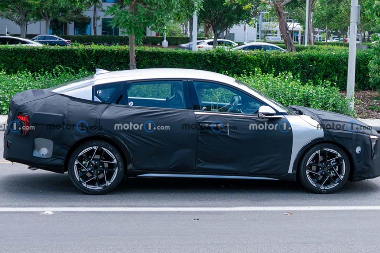 Trái ngược với đầu xe, khu vực bên sườn của Kia K4 2024 có vẻ không thay đổi nhiều so với thế hệ cũ. Tất nhiên, hãng Kia cũng đã bổ sung vành la-zăng mới cho mẫu xe này với thiết kế ngôi sao 5 cánh và phay xước 2 màu. 