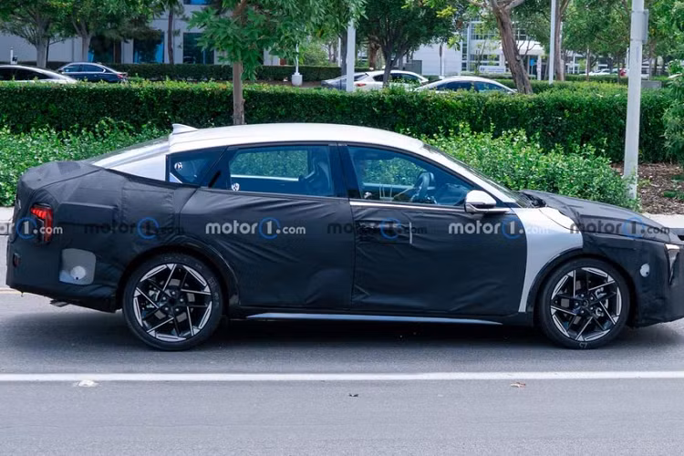 Trái ngược với đầu xe, khu vực bên sườn của Kia K4 2024 có vẻ không thay đổi nhiều so với thế hệ cũ. Tất nhiên, hãng Kia cũng đã bổ sung vành la-zăng mới cho mẫu xe này với thiết kế ngôi sao 5 cánh và phay xước 2 màu. 