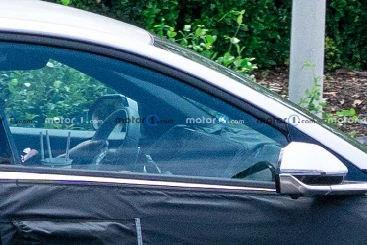 Dải đèn LED định vị ban ngày của Kia K4 2024 sẽ ôm lấy chắn bùn trước và tạo thành hình chữ "T". Dải đèn này đồng thời còn đóng luôn vai trò đèn báo rẽ. Ở chính giữa đầu xe sẽ là lưới tản nhiệt mới và tạo cảm giác nối liền với đèn pha. Thiết kế này sẽ giúp khách hàng dễ dàng phân biệt với Kia Forte đời cũ hiện đang bán trên thị trường.