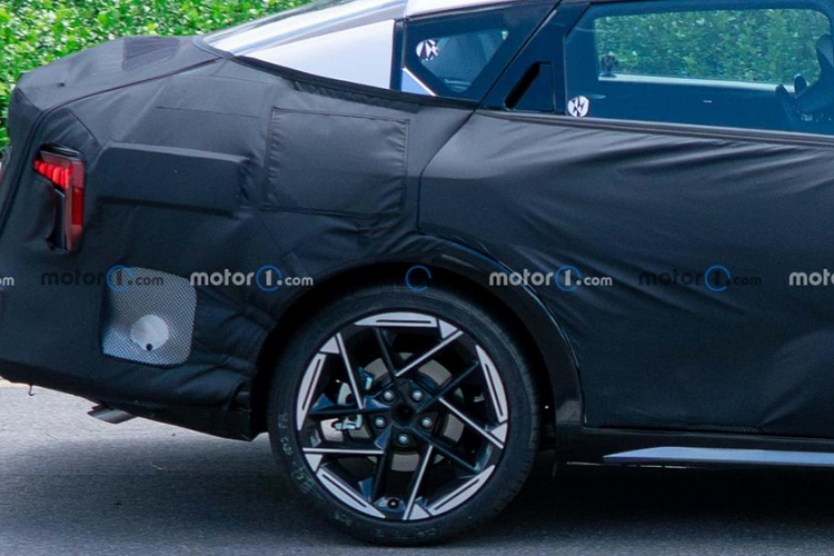 Cụ thể, Kia K4 2024 mới dược trang bị cụm đèn pha LED nằm dọc mới và dải đèn LED định vị lấy cảm hứng thiết kế từ bản đồ sao. Thiết kế cụm đèn pha này dường như đang trở thành dấu hiệu nhận biết của xe Kia. Trước đó, Kia Morning và Sorento mới cũng được áp dụng phong cách thiết kế đèn này.