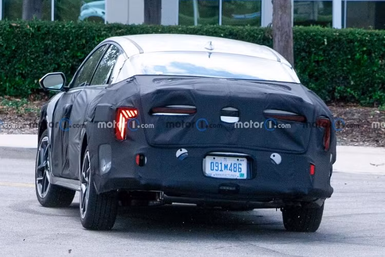 Đằng sau, Kia K4 2024 cũng được trang bị cụm đèn hậu LED mới với tạo hình bên trong lấy cảm hứng từ bản đồ sao. Cụm đèn hậu được nối với nhau bằng dải đèn mỏng nằm vắt ngang cửa cốp. Trên cản sau của xe có thêm dải đèn nằm dọc mới. Đáng tiếc là hình ảnh nội thất bên trong Kia K4 2024 không thực sự rõ nét.