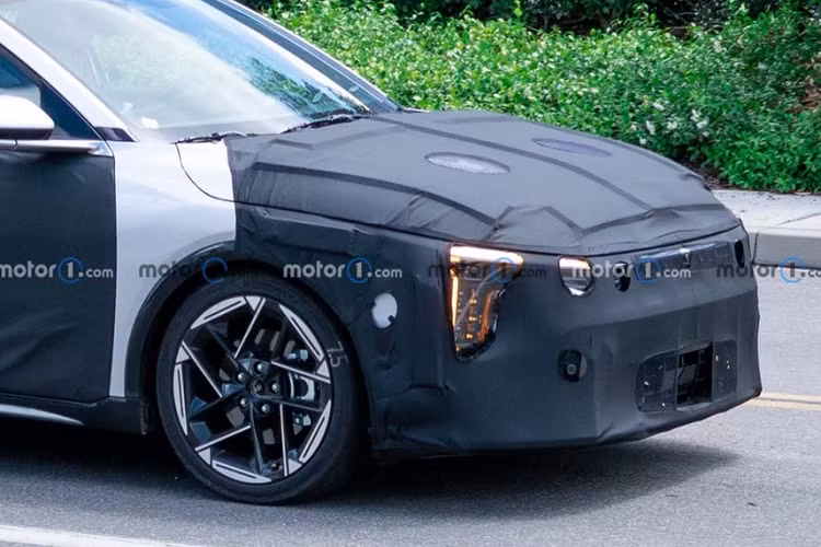 Theo tin đồn, Forte thế hệ mới sẽ được đổi tên thành Kia K4 ở thị trường Bắc Mỹ để tạo ra sự thống nhất về tên gọi cho các mẫu sedan mang thương hiệu Kia. So với Kia K3 2024 mới ra mắt tại Mexico cách đây không lâu, K4 đương nhiên sở hữu kích thước lớn hơn. Trong khi đó, phong cách thiết kế của Kia K4 mới lại khá giống với K3 2024 ở Mexico.