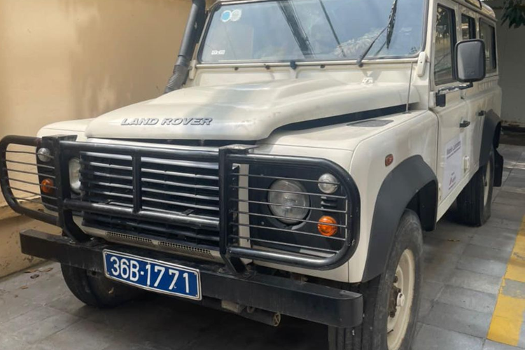 Theo tìm hiểu, chiếc Land Rover Defender trúng đấu giá 3 tỷ đồng thuộc phiên bản TD5 máy dầu. Tại Việt Nam, đây được coi là hàng hiếm do giai đoạn thập niên đầu thế kỷ 21 chỉ có lượng nhỏ xe được nhập về phục vụ dự án hoặc theo diện phương tiện của đại sứ quán.