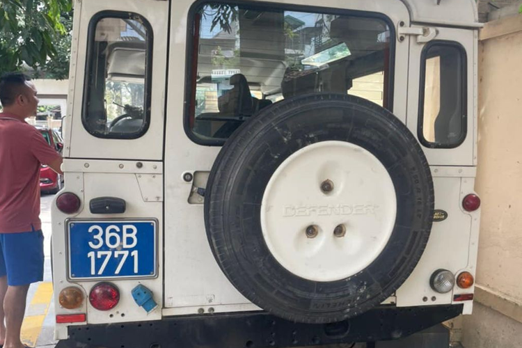 Sức mạnh được truyền xuống hai cầu thông qua hộp số sàn 5 cấp (5AT), dẫn động 2 cầu. Mẫu xe SUV việt dã Land Rover Defender đời 2008 này được xe là hàng hiếm tại Việt Nam.