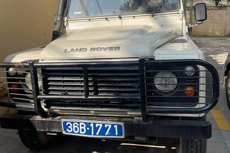 Land Rover xuất năm 2008, có xuất xứ từ Anh, số máy 081001152315244DT. ODO của xe hiện là 308.214 km. Đơn vị tổ chức phiên đấu giá là Công ty đấu giá hợp danh Hoàng Đức. Phiên đấu giá đầu tiên diễn ra vào ngày 9/11 với mức giá khởi điểm 71 triệu đồng. Trong vòng đấu giá đầu tiên, chiếc xe được trả giá hơn 1 tỷ đồng.