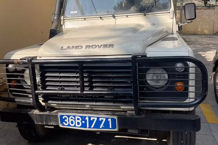 Land Rover xuất năm 2008, có xuất xứ từ Anh, số máy 081001152315244DT. ODO của xe hiện là 308.214 km. Đơn vị tổ chức phiên đấu giá là Công ty đấu giá hợp danh Hoàng Đức. Phiên đấu giá đầu tiên diễn ra vào ngày 9/11 với mức giá khởi điểm 71 triệu đồng. Trong vòng đấu giá đầu tiên, chiếc xe được trả giá hơn 1 tỷ đồng.