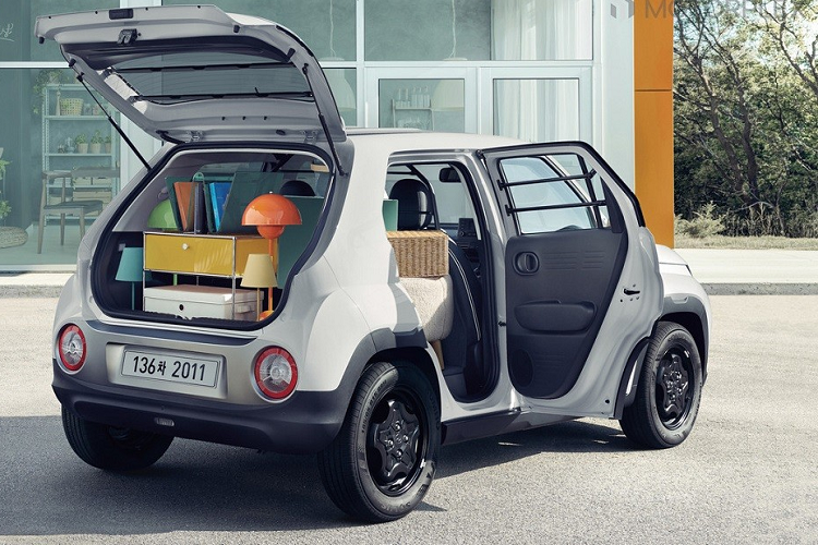 Tương tự trước đây, Hyundai Casper 2023 cũng có phiên bản Van chở hàng. Tuy nhiên, Hyundai Casper Van 2023 giờ đây đã có 2 bản trang bị là Smart và Smart Choice mới. Ở bản Smart Choice, mẫu xe chở hàng nhỏ xinh này được trang bị giống với Hyundai Casper Essential Light mới. Ngoài ra, Hyundai Casper Van 2023 bản Smart Choice còn có 7 túi khí và bệ tì tay dành cho ghế lái.