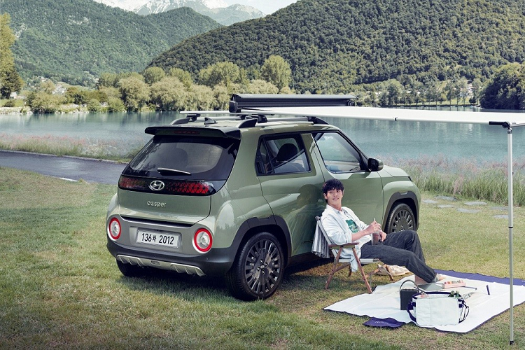 Chưa hết, khách hàng mua Hyundai Casper Van 2023 có thể chọn thêm gói trang bị tùy chọn Smart Plus Package. Đây là gói trang bị trước đây chỉ dành cho Hyundai Casper. Gói này bao gồm tính năng khởi động nút bấm, chìa khóa thông minh, màn hình cảm ứng trung tâm 8 inch, hỗ trợ Blue Link và kết nối điện thoại, camera lùi, điều hòa tự động cũng như cần gạt nước phía sau.