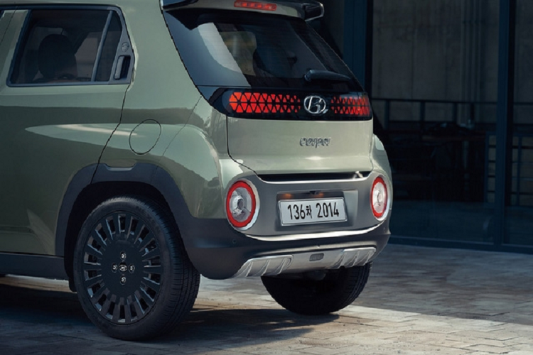 Tại thị trường Hàn Quốc, giá xe Hyundai Casper 2023 dao động từ 13,85 - 18,7 triệu Won (khoảng 242 - 327 triệu đồng). Con số tương ứng của Hyundai Casper Van 2023 là 13,75 - 14,8 triệu Won (241 - 259 triệu đồng).