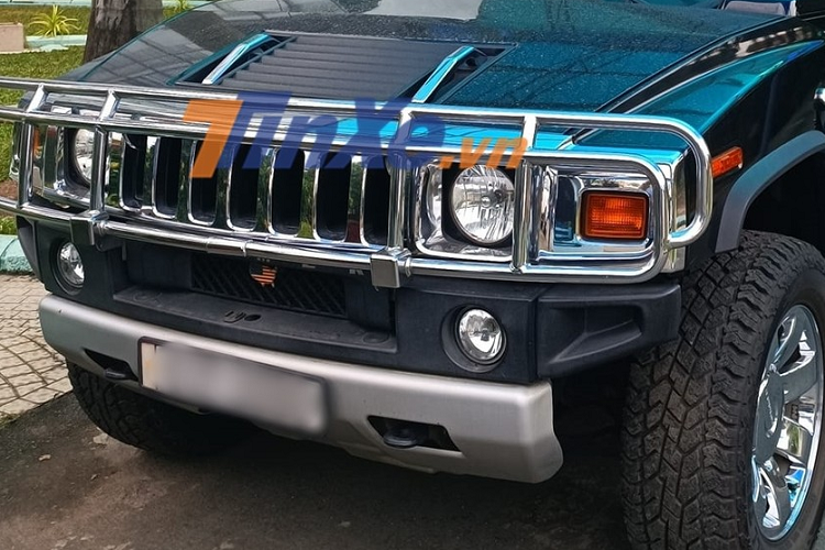 Hummer H2 là một chiếc SUV cỡ lớn được chế tạo tại cơ sở AM General theo hợp đồng với General Motors từ năm 2002 đến năm 2009. Nó dựa trên chiếc xe bán tải GM GMT820 nhưng đã được sửa đổi nhiều chi tiết, để mang đến ngoại hình đầy hầm hố, luôn là tâm điểm của mọi sự chú ý khi xuất hiện trên đường phố, trong các sự kiện xe.