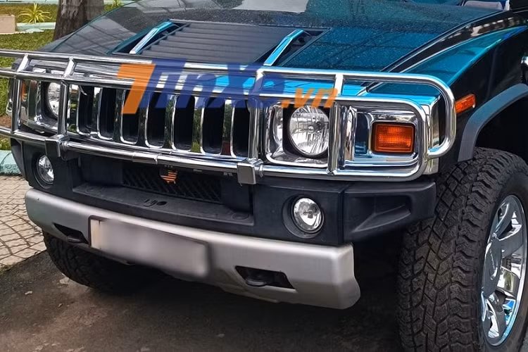 Hummer H2 là một chiếc SUV cỡ lớn được chế tạo tại cơ sở AM General theo hợp đồng với General Motors từ năm 2002 đến năm 2009. Nó dựa trên chiếc xe bán tải GM GMT820 nhưng đã được sửa đổi nhiều chi tiết, để mang đến ngoại hình đầy hầm hố, luôn là tâm điểm của mọi sự chú ý khi xuất hiện trên đường phố, trong các sự kiện xe.