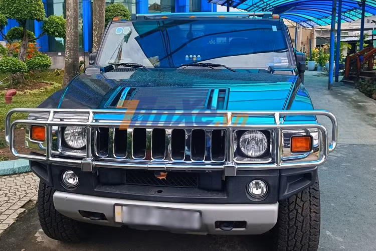 Chỉ biết rằng, từ năm 2018, đại gia Trần Quí Thanh sở hữu Hummer H2 hầm hố và cực khủng này cho mục đích tuyên truyền các sản phẩm quảng cáo của tập đoàn Tân Hiệp Phát. Chưa hết, 2 bên cửa xe phía trước còn dán hình ảnh của ông cùng nhãn hàng của công ty.