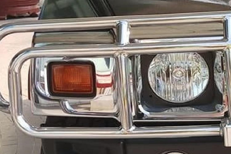 Tại Việt Nam, số lượng xe Hummer H2 có gần 10 chiếc, trong đó, có 1 xe độ 6 bánh. Nhìn vào ngoại thất chiếc xe Hummer H2 của ông Trần Quí Thanh có thể thấy xe rất hầm hố với phần đầu xe có thêm thanh chống va đập, đậm chất các mẫu xe off-road hay xe phong cách quân sự. Chi tiết này được mạ crôm sáng bóng.