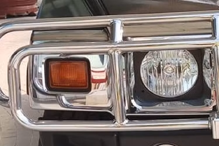 Tại Việt Nam, số lượng xe Hummer H2 có gần 10 chiếc, trong đó, có 1 xe độ 6 bánh. Nhìn vào ngoại thất chiếc xe Hummer H2 của ông Trần Quí Thanh có thể thấy xe rất hầm hố với phần đầu xe có thêm thanh chống va đập, đậm chất các mẫu xe off-road hay xe phong cách quân sự. Chi tiết này được mạ crôm sáng bóng.