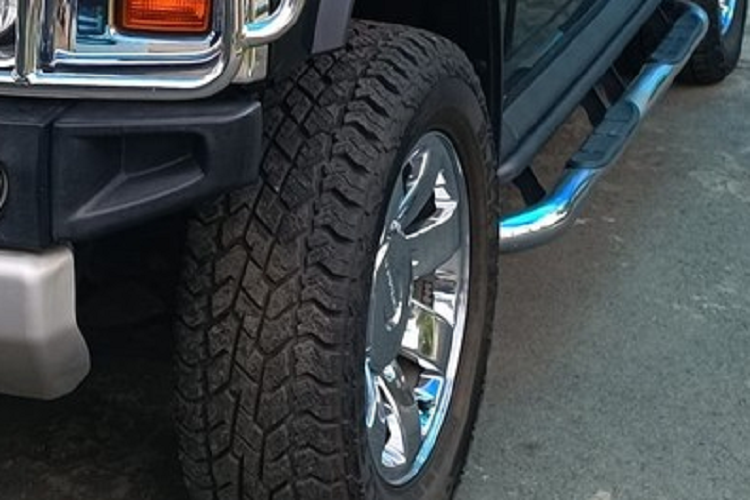 Tiếp đến, chiếc Hummer H2 này có 2 đèn pha tròn cổ điển, bên cạnh là đèn xi-nhan và chúng được bảo vệ bằng các tấm ốp inox. Cuối cùng là 2 đèn sương mù tròn ở cản va trước, cùng với việc được tích hợp thêm 2 móc khóa, giúp xe có thể được kéo ra khi bị mắc kẹt ở cát, trong rừng.