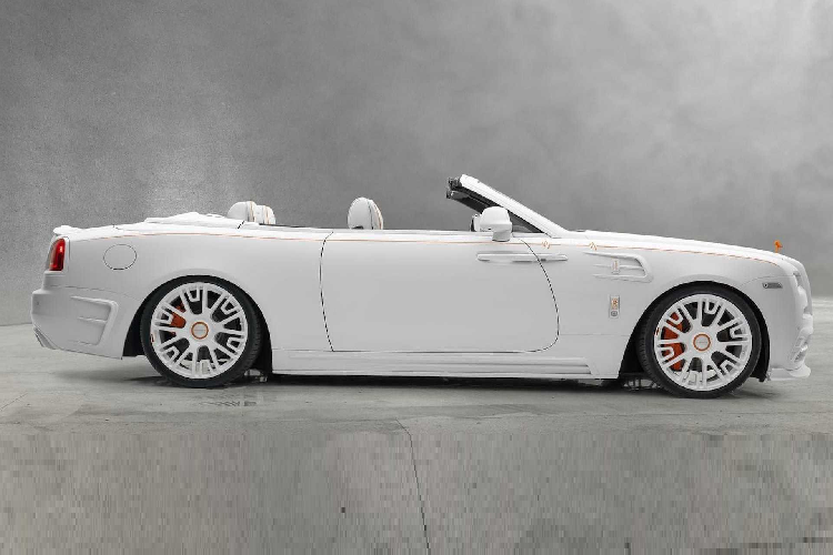 Sau đó, các chuyên gia của Mansory đã phối màu cam nhằm tăng thêm sự nổi bật cho mẫu xe này gồm mui xe, lưới tản nhiệt, khu vực đèn pha và biểu tượng Ecstasy. Mansory không đề cập đến các vật liệu được sử dụng nhưng ai cũng biết các vật liệu đều được tuyển chọn gắt gao và chắc rằng có sự xuất hiện của carbon đúc thủ công.