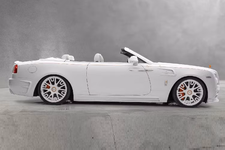 Sau đó, các chuyên gia của Mansory đã phối màu cam nhằm tăng thêm sự nổi bật cho mẫu xe này gồm mui xe, lưới tản nhiệt, khu vực đèn pha và biểu tượng Ecstasy. Mansory không đề cập đến các vật liệu được sử dụng nhưng ai cũng biết các vật liệu đều được tuyển chọn gắt gao và chắc rằng có sự xuất hiện của carbon đúc thủ công.