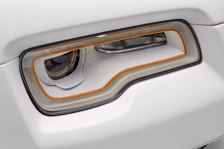 Nội thất Rolls-Royce Dawn Pulse Edition độ Mansory nổi bật với tông màu trắng và cam gồm đệm, ghế ngồi và vô lăng. Mansory không cung cấp thông tin về các vật liệu được sử dụng trong cabin, nhưng chắc chắn là những vật liệu chất lượng hàng đầu.