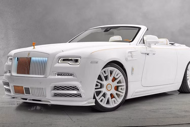 Được mệnh danh là Pulse Edition, chiếc xe siêu sang Rolls-Royce Dawn được kế thừa từ Silver Bullet (ngoại trừ ốp hông) nhưng được sơn hoàn toàn màu trắng. Thậm chí cánh lướt gió nhỏ trên mép của nắp cốp, bộ khuếch tán thể thao cũng được sơn màu trắng. Ngay cả bộ la-zăng V.6 kích thước 22 inch cũng mang tông màu sơn trắng.