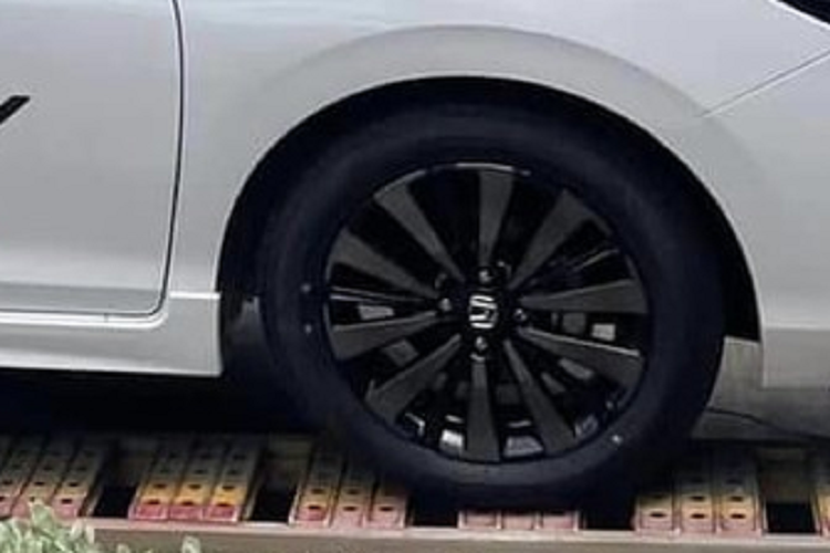 Thêm vào đó là màn hình đa thông tin 4,2 inch trong bảng đồng hồ, màn hình cảm ứng trung tâm 8 inch với 17 triệu màu và công nghệ Honda Connect, mang đến những tính năng kết nối cho xe. Đáng tiếc là Honda City 2023 tại Việt Nam vẫn dùng phanh tay chỉnh cơ. Bù lại, xe có thêm camera lùi với độ phân giải cao hơn ở cả 3 phiên bản.