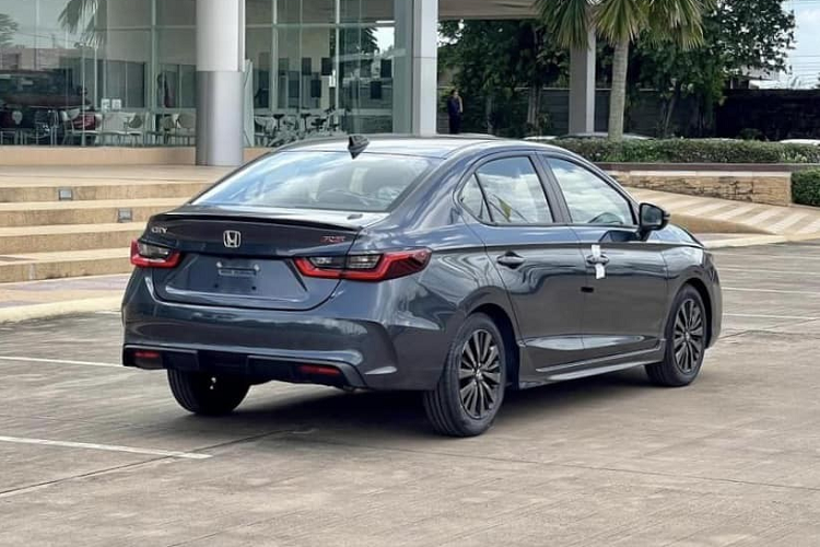 Bản cao cấp nhất sẽ được trang bị gói công nghệ an toàn chủ động Honda Sensing và phanh đĩa trên cả 4 bánh. Trong khi đó, bản G tiêu chuẩn vẫn dùng phanh tang trống phía sau. Theo thông tin trên trang web của Cục Đăng kiểm Việt Nam, Honda City 2023 sẽ dài hơn một chút so với phiên bản cũ.