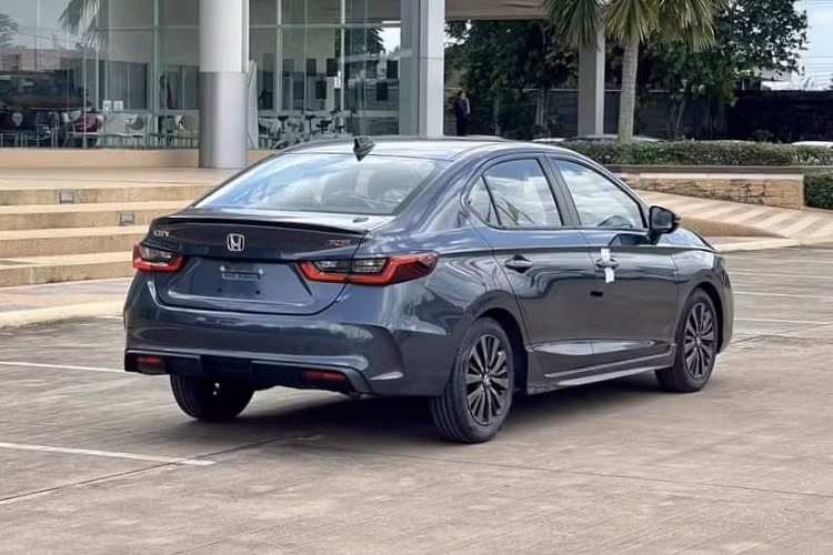 Bản cao cấp nhất sẽ được trang bị gói công nghệ an toàn chủ động Honda Sensing và phanh đĩa trên cả 4 bánh. Trong khi đó, bản G tiêu chuẩn vẫn dùng phanh tang trống phía sau. Theo thông tin trên trang web của Cục Đăng kiểm Việt Nam, Honda City 2023 sẽ dài hơn một chút so với phiên bản cũ.