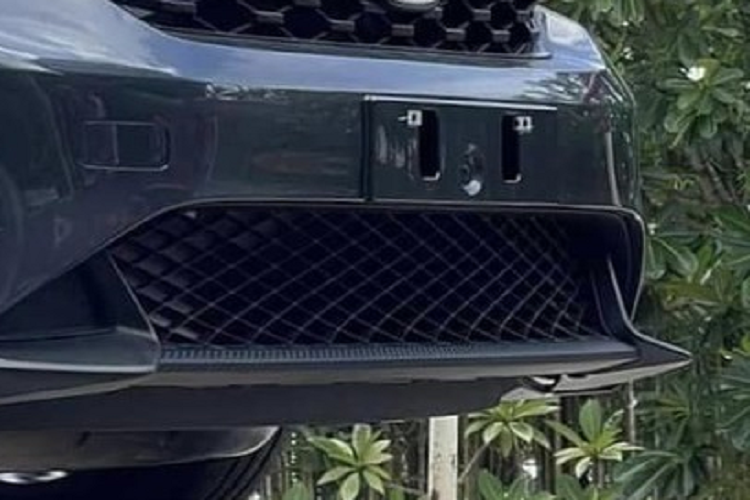 Trong khi đó, động cơ của Honda City 2023 ở Việt Nam vẫn giữ nguyên như cũ, là máy xăng 4 xi-lanh, dung tích 1.5L, sản sinh công suất tối đa 89 kW (khoảng 119 mã lực) và mô-men xoắn cực đại 145 Nm, kết hợp cùng hộp số biến thiên vô cấp CVT. Xe ở Việt Nam sẽ không có phiên bản hybrid như Honda City 2023 ở Ấn Độ và Thái Lan.