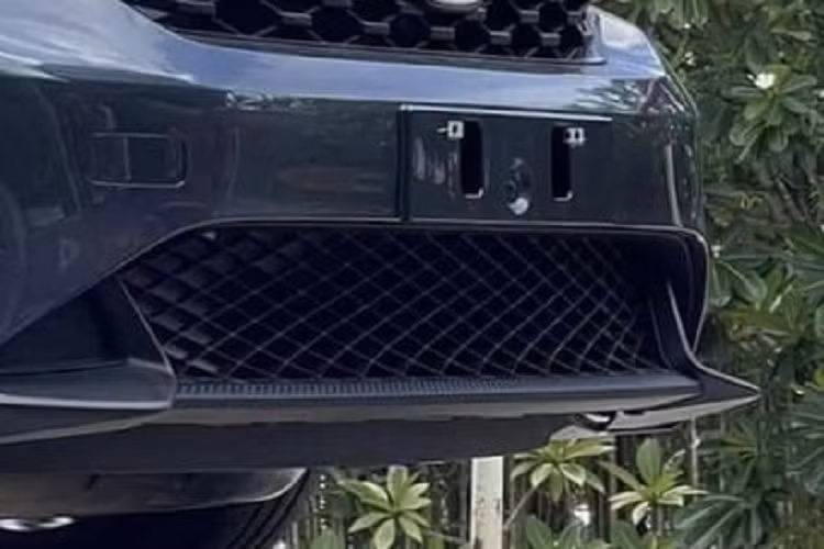 Trong khi đó, động cơ của Honda City 2023 ở Việt Nam vẫn giữ nguyên như cũ, là máy xăng 4 xi-lanh, dung tích 1.5L, sản sinh công suất tối đa 89 kW (khoảng 119 mã lực) và mô-men xoắn cực đại 145 Nm, kết hợp cùng hộp số biến thiên vô cấp CVT. Xe ở Việt Nam sẽ không có phiên bản hybrid như Honda City 2023 ở Ấn Độ và Thái Lan.