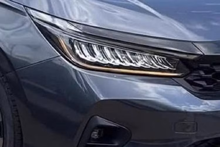 RS chỉ là 1 trong 3 phiên bản của dòng xe Honda City 2023 bán ở Việt Nam. Bên cạnh RS, mẫu sedan hạng B này còn có phiên bản G và L. Cả 3 phiên bản đều được bổ sung lưới tản nhiệt, cản trước/sau, hốc đèn sương mù, hốc gió trung tâm, vành la-zăng, đèn hậu và bộ khuếch tán gió phía sau mới. Riêng bản G tiêu chuẩn sẽ dùng vành có đường kính 15 inch.