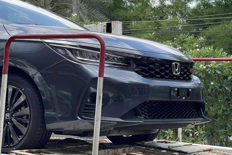 Trong đó, bản G tiêu chuẩn sẽ được trang bị ghế bọc nỉ, trần màu be và hệ thống âm thanh 4 loa. Ở bản L, xe sẽ đi kèm ghế bọc da khâu chỉ đen, ốp trang trí màu đỏ đô, vô lăng/cần số bọc da, bệ tì tay, tính năng khởi động máy từ xa và hệ thống âm thanh 8 loa. So với bản L, bản RS sẽ có thêm ghế bọc da khâu chỉ đỏ và ốp trang trí màu đỏ tươi.