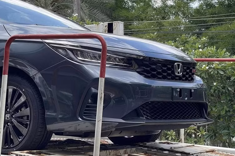 Trong đó, bản G tiêu chuẩn sẽ được trang bị ghế bọc nỉ, trần màu be và hệ thống âm thanh 4 loa. Ở bản L, xe sẽ đi kèm ghế bọc da khâu chỉ đen, ốp trang trí màu đỏ đô, vô lăng/cần số bọc da, bệ tì tay, tính năng khởi động máy từ xa và hệ thống âm thanh 8 loa. So với bản L, bản RS sẽ có thêm ghế bọc da khâu chỉ đỏ và ốp trang trí màu đỏ tươi.