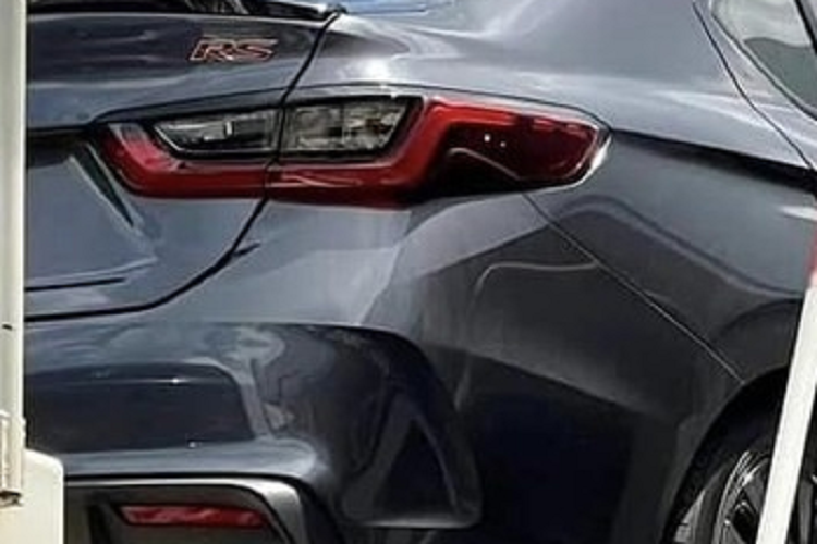 Theo đó, mẫu xe này có chiều dài 4.580 mm ở hai bản G và L, tăng 27 mm. Con số tương ứng của bản RS là 4.589 mm, tăng 36 mm. Những kích thước còn lại của xe không có gì thay đổi, bao gồm chiều rộng 1.748 mm, chiều cao 1.467 mm và chiều dài cơ sở 2.600 mm. 