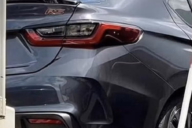 Theo đó, mẫu xe này có chiều dài 4.580 mm ở hai bản G và L, tăng 27 mm. Con số tương ứng của bản RS là 4.589 mm, tăng 36 mm. Những kích thước còn lại của xe không có gì thay đổi, bao gồm chiều rộng 1.748 mm, chiều cao 1.467 mm và chiều dài cơ sở 2.600 mm. 