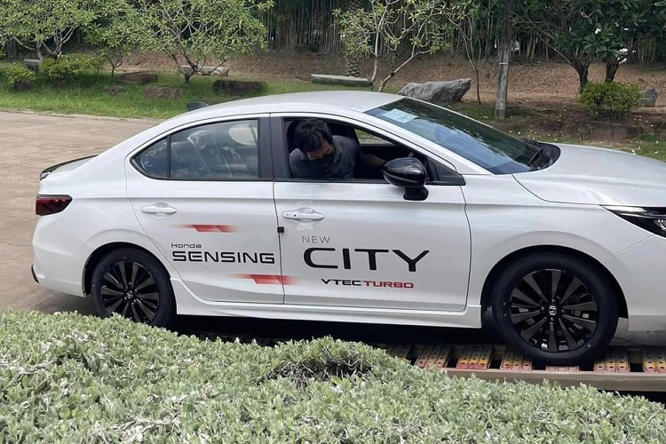 Ngoài ra, bản RS còn có những đặc điểm nhận dạng riêng như lưới tản nhiệt với mắt lưới hình tổ ong và lưới mắt cáo ở hốc gió trung tâm. Trong khi đó, phiên bản thấp hơn sẽ đi kèm các nan nằm ngang. Nhân viên tư vấn bán hàng tại đại lý cho biết, nội thất của Honda City 2023 ở Việt Nam cũng được nâng cấp nhẹ.