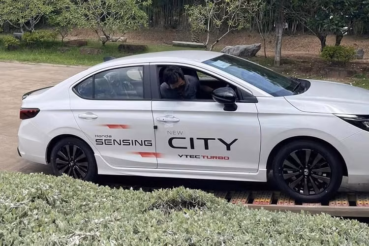 Ngoài ra, bản RS còn có những đặc điểm nhận dạng riêng như lưới tản nhiệt với mắt lưới hình tổ ong và lưới mắt cáo ở hốc gió trung tâm. Trong khi đó, phiên bản thấp hơn sẽ đi kèm các nan nằm ngang. Nhân viên tư vấn bán hàng tại đại lý cho biết, nội thất của Honda City 2023 ở Việt Nam cũng được nâng cấp nhẹ.