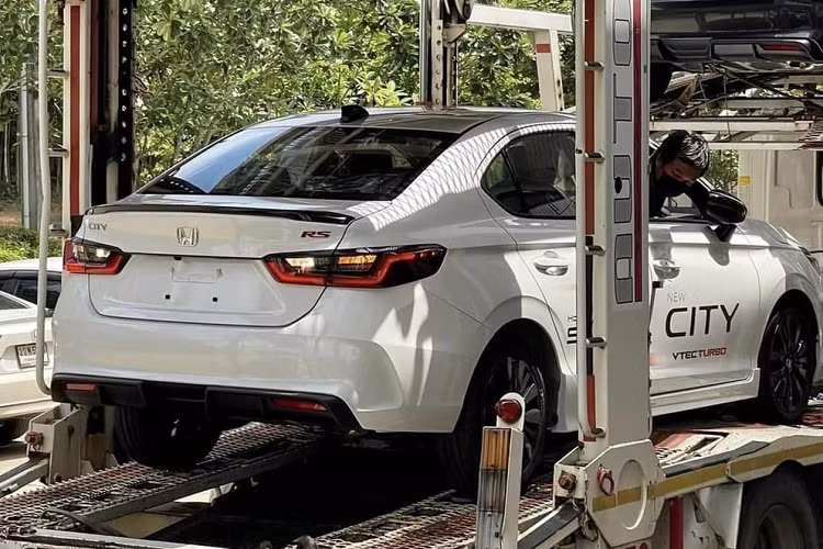 Cụ thể, Honda City RS 2023 được trang bị nẹp bao quanh nắp ca-pô, ốp gương chiếu hậu, ăng ten vây cá trên nóc và cánh gió nhỏ tích hợp vào nắp cốp sau đều sơn màu đen, tạo cảm giác khỏe khoắn, thể thao hơn. Ngay cả vành la-zăng 16 inch của Honda City RS 2023 cũng được sơn màu tối hơn xe dành cho thị trường Ấn Độ. Trên lưới tản nhiệt và nắp cốp sau đều có logo "RS" màu đỏ như dấu hiệu nhận biết.