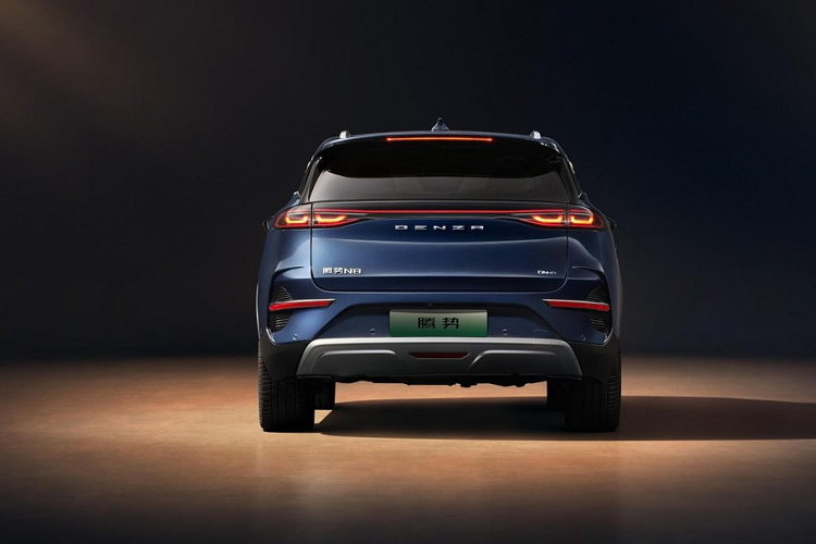 Ở bên thân xe, các đường nét của toàn xe cứng cáp và thẳng tắp, tỷ lệ thân xe cũng rất hài hòa. Nhìn về phía sau, Denza N8 sử dụng cụm đèn hậu LED trải dài hết đuôi xe, ốp gầm màu bạc, 2 hốc gió đuôi. Về hệ truyền động, hiện vẫn chưa có thông tin chính thức nào, chúng tôi sẽ tiếp tục cập nhập mẫu xe Denza N8.