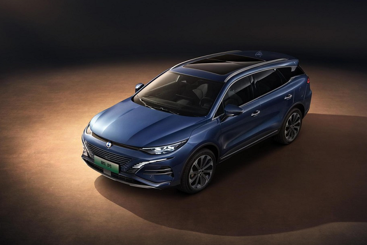 Tiếp đến là việc Denza N8 có cửa sổ trời lớn, trang bị rèm che nắng, xe có màn hình cảm hứng có kích thước lớn, đặt ngang, nhưng không rõ có tính năng xoay dọc hay không. Sau cùng là vô-lăng và bảng đồng hồ dành cho người lái rất đẹp. Nhìn lại diện mạo của xe, mặt trước Denza N8 áp dụng thiết kế dải đèn lưới tản nhiệt giống N7, có độ nhận diện cao.