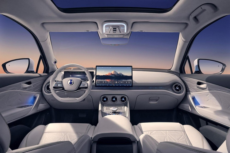 Mãi đến nay, Denza N8 lại 1 lần nữa gây sự chú ý của truyền thông Trung Quốc khi tiếp tục được tung hình ảnh bên trong khoang lái, lần này, chiếc xe đã có sự thiện cảm với người dùng. Theo như hình ảnh do thương hiệu con của BYD chia sẻ, chiếc Denza N8 này thuộc bản 6 chỗ, với cách bố trí là 2+2+2.