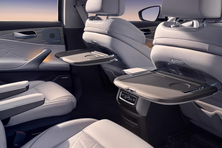 Xe còn được trang bị bảng điều hòa đôi ở hàng ghế giữa, đồng thời có thể thấy hàng ghế thứ 2 còn sử dụng màn hình cảm ứng LCD để chỉnh điều hòa và các hoạt động khác, rất "sang, xịn, mịn". Ngoài ra, 2 bàn làm việc hoặc có thể sử dụng vào mục đích ăn uống cũng được tích hợp cho hàng ghế thứ 2, nơi các con nhỏ hay ngồi.