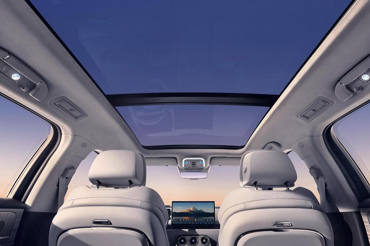 Các công cụ phụ trợ đã được chuyển từ các nút vật lý thành một bảng điều khiển cảm ứng tích hợp, đồng thời, nó cũng giới thiệu thiết kế chức năng sạc không dây, một túi mềm và viền kim loại được thêm vào bên cạnh, giúp tăng cảm giác sang trọng và chất lượng, hơn cho xe.