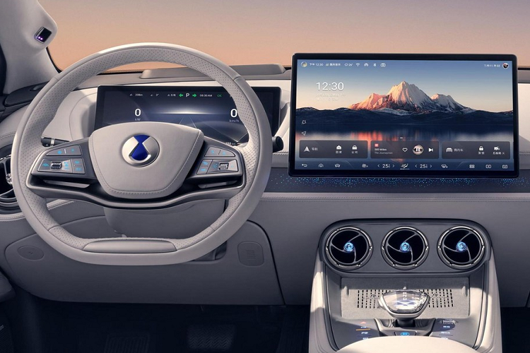 Về mặt thiết kế ở nội thất, bạn có thể nhìn thấy các yếu tố ngôi sao kim cương nằm khắp bên trong khoang lái của xe, thậm chí, phần ghế ngồi và các tấm cửa sử dụng một quy trình mới, nhằm để tạo ra các bề mặt cắt kim cương không đều, tăng tính thẩm mỹ và sự hiếu kỳ của khách. Vào ban đêm, ánh sáng xung quanh trên bảng điều khiển của xe Denza N8 sẽ mang lại trải nghiệm lái xe tốt hơn, nhưng phải đến khi xe ra mắt, người tiêu dùng mới có thể đánh giá chi tiết này ra sao. 