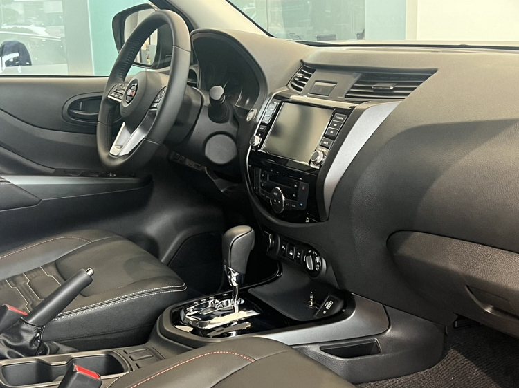 Nissan Navara tai Viet Nam dang giam gia ky luc, toi 120 trieu dong-Hinh-3