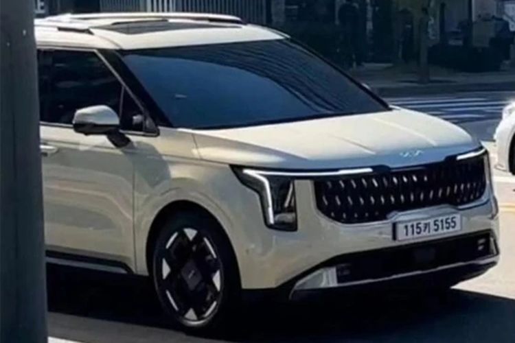 Tiếp theo đó là cụm đèn pha nằm dọc mới, tích hợp dải đèn LED định vị ban ngày kiêm đèn báo rẽ lấy cảm hứng thiết kế từ bản đồ sao. Dải đèn DRL mới này không chỉ bao quanh đèn pha mà còn ăn sâu vào bên trong lưới tản nhiệt. Bên dưới là cản trước và đèn sương mù mới.