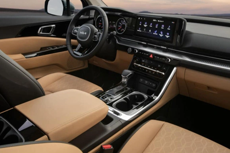 Tuy nhiên, xe được đồn là sẽ có thêm những trang bị vẫn còn thiếu ở phiên bản cũ như màn hình cong tích hợp bảng đồng hồ kỹ thuật số và màn hình cảm ứng trung tâm cùng có kích thước 12,3 inch, màn hình hiển thị thông tin kính lái HUD, công nghệ quét vân tay, ghế Ergo Motion Seats hay hệ thống hỗ trợ lái trên cao tốc Highway Driving Assistance 2.