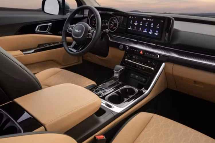 Tuy nhiên, xe được đồn là sẽ có thêm những trang bị vẫn còn thiếu ở phiên bản cũ như màn hình cong tích hợp bảng đồng hồ kỹ thuật số và màn hình cảm ứng trung tâm cùng có kích thước 12,3 inch, màn hình hiển thị thông tin kính lái HUD, công nghệ quét vân tay, ghế Ergo Motion Seats hay hệ thống hỗ trợ lái trên cao tốc Highway Driving Assistance 2.